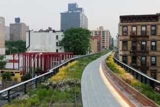 “Radial Bench“ in the second construction phase: the soft curve on the High Line that continues towards the Hudson River starts at 29th Street. Source: Iwan Baan Illuminated walkways of The High Line